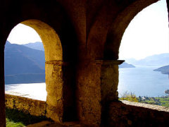 dai portici della chiesa vista sul lago di como
