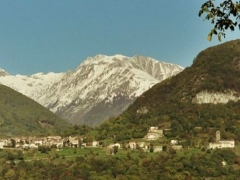 peglio immerso nelle montagne